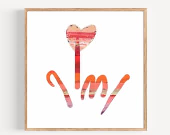 Peut inclure: Impression d'art abstrait représentant un cœur au-dessus d'un geste de la main épelant "Je t'aime" en langue des signes. L'œuvre utilise une palette de couleurs chaudes de rouge, orange et rose, sur fond blanc, encadrée de bois clair.