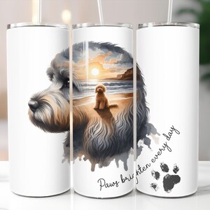 Könnte beinhalten: Ein weißer Edelstahlbecher mit einer Aquarell-Illustration eines Hundekopfes. Der Kopf des Hundes ist teilweise von einer Sonnenuntergangsszene mit Strand und Meer verdeckt. Der Text "Paws brighten every day" ist auf den Becher gedruckt.