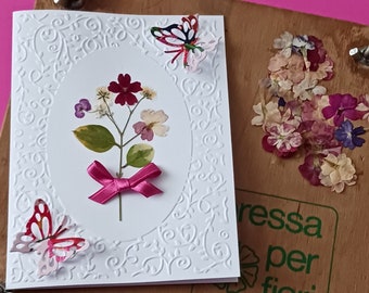 L'arte floreale in un biglietto fatto a mano decorato con fiori pressati per auguri di compleanno delle amanti dei fiori e della natura.