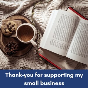 Puede incluir: Una escena acogedora con una taza de caf&eacute;, dos galletas con chispas de chocolate, una pi&ntilde;a y un libro abierto sobre una manta de punto blanco. El texto "Thank-you for supporting my small business" se muestra en la parte inferior de la imagen.
