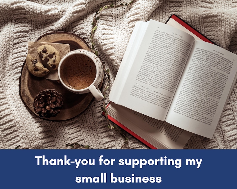 Puede incluir: Una escena acogedora con una taza de caf&eacute;, dos galletas con chispas de chocolate, una pi&ntilde;a y un libro abierto sobre una manta de punto blanco. El texto "Thank-you for supporting my small business" se muestra en la parte inferior de la imagen.