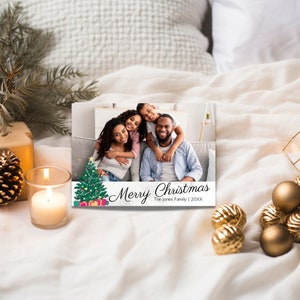 Digitale kerstkaart Vrolijk kerstfeest met feestelijke groene boom en geschenken Instant Download Holiday ECard