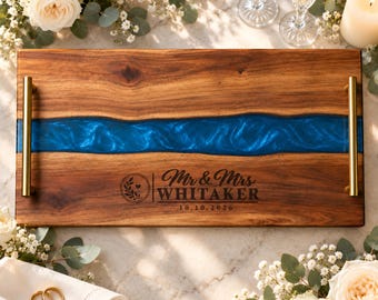 Tagliere personalizzato per salumi e formaggi "Mr and Mrs", in resina blu perla con manici dorati, con nome e data.