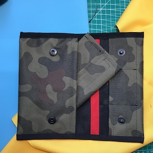 Cartera minimalista OCP con diseño de camuflaje: sobre delgado para efectivo y pasaporte para viajes, diseño de tela resistente.