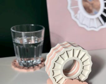 Zestaw podstawek Divine Feminine firmy Mac Miller (6 szt.) + podstawka – limitowana, ręcznie robiona edycja dla fanów