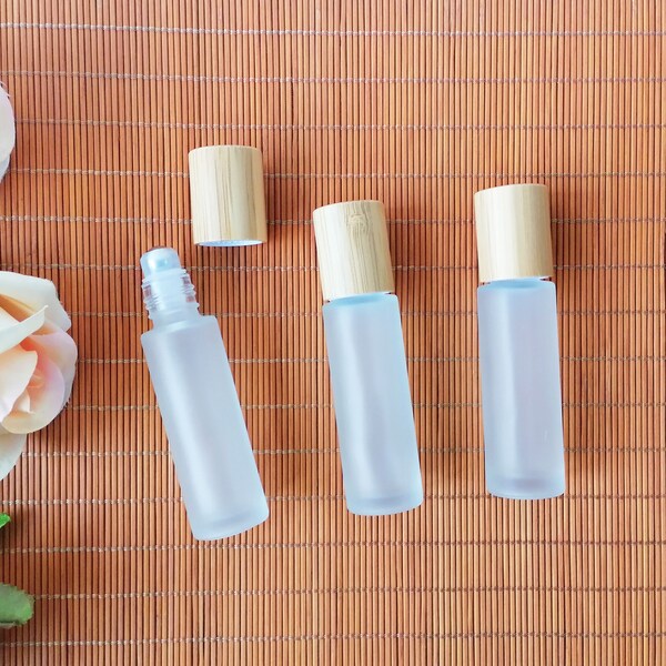 15ml Refillable Roll-on Bottles Empty Frosted Glass Roller Bottles with Stainless Steel Roller Balls and Bamboo Cap for Essential Oil Travel