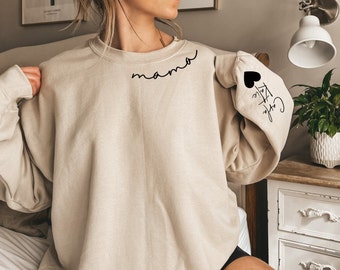 Custom Mama Sweatshirt with Kid Name on Sleeve, Personalized Mom Sweatshirt, Minimalist Momma Sweater, Christmas Gift for Mom, Gift for Her