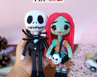 Peut inclure: Deux poupées crochetées à la main, Jack Skellington et Sally, de L'Étrange Noël de Monsieur Jack. Jack porte un costume à rayures noires et blanches. Sally a des cheveux roux, une robe patchwork et un petit sac. Le texte "PDF" est visible.