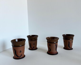Juego de 4 tazas de café/té de cerámica roja vintage de mediados de siglo.