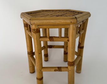 Vintage moderne handgeweven bamboekruk uit het midden van de eeuw, modernistische inrichting, MCM bijzettafel