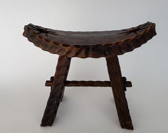 Vintage brutalistische handgesneden houten kruk, moderne stoel uit het midden van de eeuw