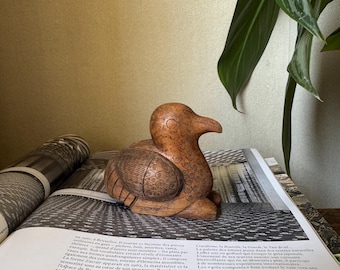 ヴィンテージの木彫りカグー鳥の置物、ニューカレドニアの民芸品