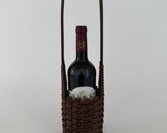 Vintage Mid Century Modern gewebter Korb, Modernist Weinflaschenhalter, MCM Flaschenkorb mit Griff