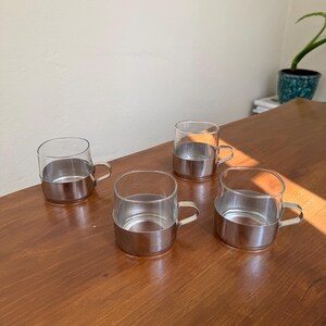 Cuatro tazas de té vintage de mediados de siglo con soportes de vidrio y metal, tazas de té modernistas