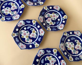 Vintage handgeschilderd keramisch bord met abstracte bloemenprint, modernistisch servies