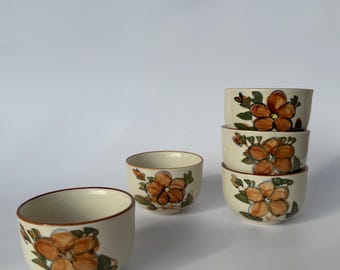 Juego de 5 tazas de café o té chinas vintage de cerámica de mediados de siglo pintadas a mano.
