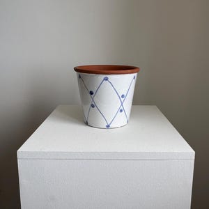 Vintage handgemaakte en handgeschilderde terracotta bloempot/plantenbak voor binnen/buiten