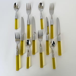 Vintage Mid Century Modern gelbes 12 Teiliges Besteck Set: Mid-Century Modern Besteck mit grünem Griff