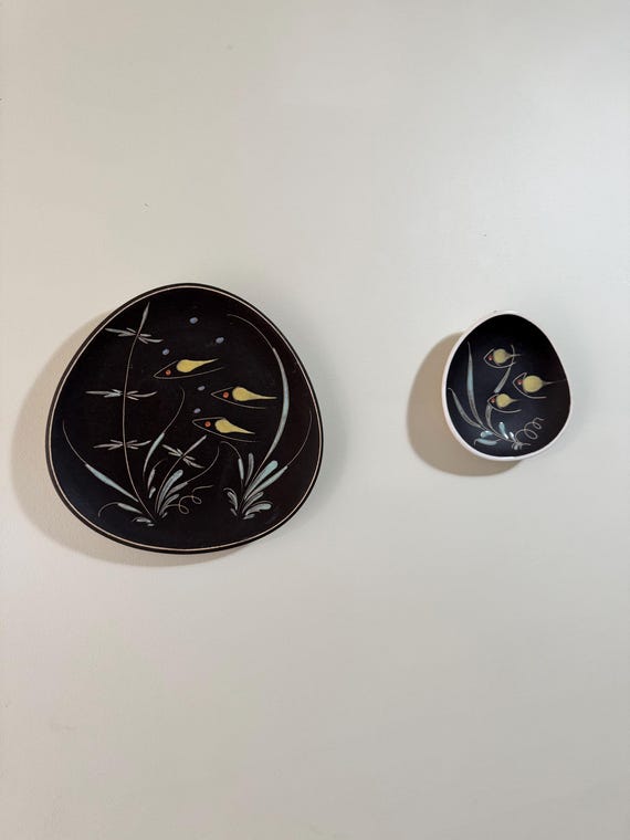 ミッドセンチュリーモダン陶器ウォールアート：手描きの陶器製魚の飾り 