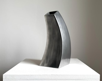 Vintage, eigentijdse metalen vaas uit de jaren 80, modern interieur