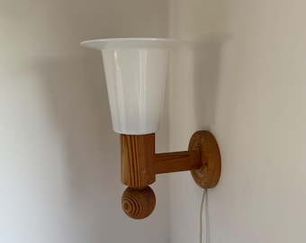 Lámpara de pared vintage de los años 60 de Uno Kristiansson para Luxens Sweden, iluminación en pino y acrílico, decoración de pared moderna de mediados de siglo.