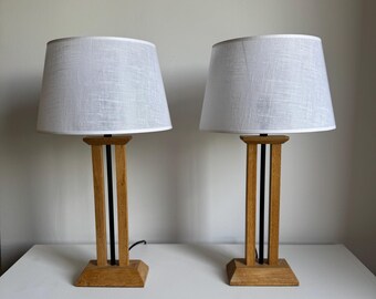 Vintage paar moderne tafellampen met houten voet uit het midden van de eeuw, Scandinavische verlichting