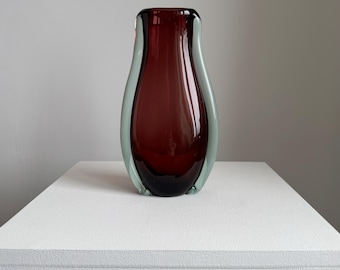 Vintage modernistische vaas van muranoglas: modern interieur uit het midden van de eeuw