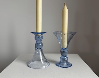 Paar vintage moderne blauwe glazen kandelaars uit het midden van de eeuw, modernistisch geslepen decor