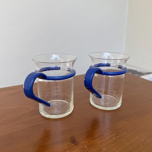 Tazas de café danesas vintage de vidrio de mediados de siglo: soportes de plástico azul