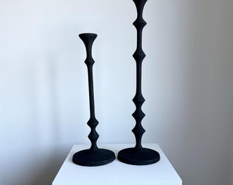 Een paar vintage modernistische grote zwart getextureerde metalen kandelaars, modern decor uit het midden van de eeuw