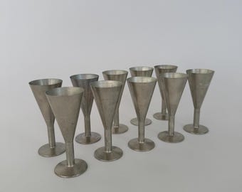 Set van 10 vintage minimalistische metalen borrelbekers: modernistisch drinkgerei