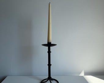 Vintage brutalistische kandelaar in zwart metaal: modern interieur
