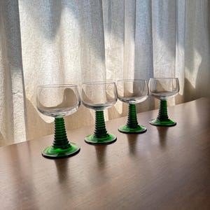 A set of 4 Vintage MCM green beehive stem wine glasses, Mid Century Modern