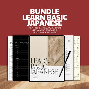 Puede incluir: Un paquete de guías de estudio digitales para aprender japonés básico. El paquete incluye una guía de estudio digital, 430 tarjetas de memoria flash Kanji y un planificador diario. El texto en la tableta dice "Learn Basic Japanese".