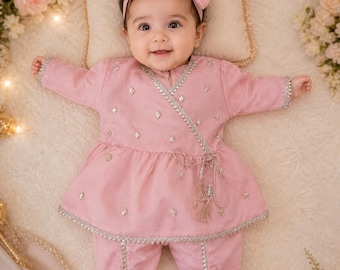 Baby-Mädchen Rosa Chiffon Outfit | Shiffon-Top mit Tulpenschal aus Rohseide | 3–6 Monate Brautkleid