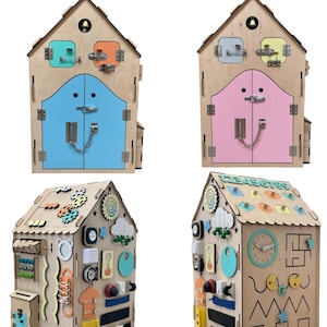 Puede incluir: Una casa de juguete de madera con una puerta azul o rosa, y un tablero de actividades con varias actividades, incluyendo un reloj, un laberinto y un juego de engranajes. La casa est&aacute; hecha de madera contrachapada y tiene un acabado de madera clara. El tablero de actividades est&aacute; pintado con colores brillantes y tiene una variedad de texturas.