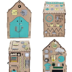 Puede incluir: Una casa de madera para ni&ntilde;os con una variedad de actividades. La casa est&aacute; pintada en un color madera claro con una puerta verde menta. La casa tiene una variedad de actividades en cada lado, incluyendo un reloj, un laberinto, una cremallera, un bot&oacute;n, un pestillo, un engranaje, un laberinto de cuentas, un espejo, un clasificador de formas y un rompecabezas de n&uacute;meros. La casa es una excelente manera para que los ni&ntilde;os aprendan y jueguen.