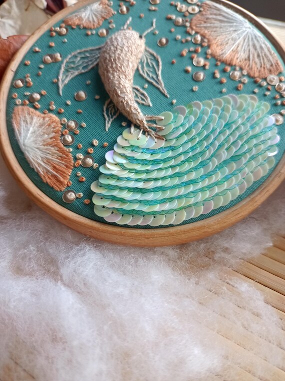 刺繍サークル「鯉の月の破片」 - 鱗と光の舞 - Etsy 日本