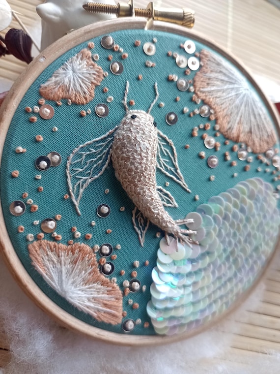 刺繍サークル「鯉の月の破片」 - 鱗と光の舞 - Etsy 日本