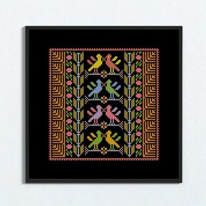 Pode incluir: Uma obra de arte emoldurada em preto com um design bordado colorido apresentando pássaros e motivos florais. O design está sobre um fundo preto e emoldurado com um padrão geométrico em laranja e marrom.
