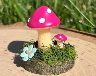 Mini Mushroom Woodround Scene, with tiny flower