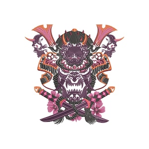 Könnte beinhalten: Gesticktes Design einer Samurai-Maske in Lila, Orange und Schwarz mit einem grimmigen Ausdruck. Unter der Maske befinden sich zwei gekreuzte Schwerter mit rosa floralen Akzenten. Das Design befindet sich auf weißem Hintergrund.