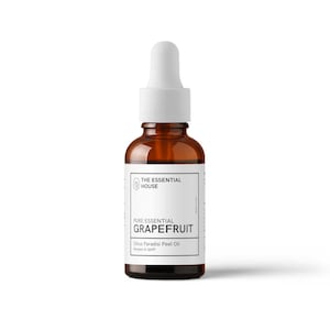 Puede incluir: Una botella de vidrio marrón con un cuentagotas blanco, etiquetada como "THE ESSENTIAL HOUSE". La etiqueta dice "PURE ESSENTIAL GRAPEFRUIT Citrus Paradisi Peel Oil". La botella contiene un líquido transparente, probablemente aceite esencial.