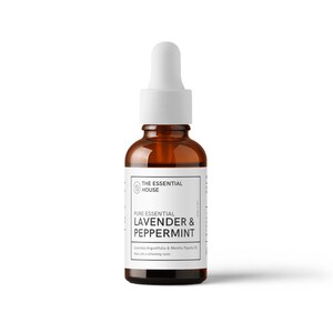 Peut inclure: Flacon en verre brun avec un compte-gouttes blanc. L'étiquette indique "PURE ESSENTIAL LAVENDER & PEPPERMINT" de The Essential House. Le flacon contient un liquide clair.