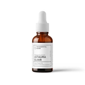 Könnte beinhalten: Eine braune Glasflasche mit Astaura Elixir Luxus-Gesichtsöl und einer weißen Pipette. Das Etikett lautet "THE ESSENTIAL HOUSE" und "ASTAURA ELIXIR". Die Flasche enthält 30 ml Gesichtsöl.