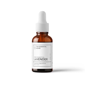 Może przedstawiać: Brązowa szklana butelka z białą zakraplaczką na górze wypełniona czystym olejkiem eterycznym z lawendy. Etykieta zawiera napis "The Essential House" i "Pure Essential Lavender" z nazwą botaniczna "Lavandula Angustifolia" i "100% Pure & Undiluted". Butelka zawiera 30 ml (1 fl oz) olejku.