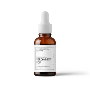 Może przedstawiać: Brązowa szklana butelka z białą pipetą i białą etykietą. Na etykiecie widnieje napis "THE ESSENTIAL HOUSE PURE ESSENTIAL BERGAMOT FCF Citrus Bergamia Peel Oil". Butelka zawiera przezroczysty płyn.