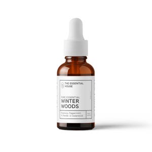 Könnte beinhalten: Eine braune Glasflasche mit einer weißen Pipette und einem weißen Etikett. Auf dem Etikett steht "THE ESSENTIAL HOUSE" und "PURE ESSENTIAL WINTER WOODS". Die Flasche enthält eine Flüssigkeit und ist mit den Inhaltsstoffen Rosmarin, Pfefferminze, Tannennadel und Zedernholz versehen.