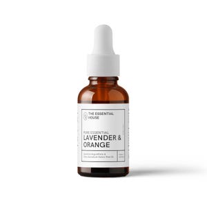 以下が含まれることがあります： 白いドロッパーキャップが付いた茶色のガラス瓶で、「THE ESSENTIAL HOUSE」と「PURE ESSENTIAL LAVENDER & ORANGE」のラベルが付いています。ラベルには、成分の植物名も記載されています。ボトルには透明な液体が入っています。