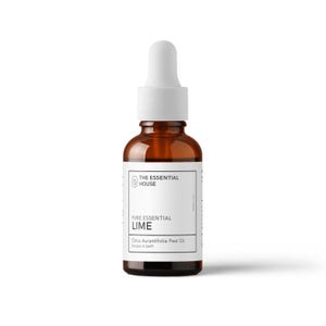 Può includere: Una bottiglia di vetro marrone con contagocce bianco. L'etichetta recita "THE ESSENTIAL HOUSE" e "PURE ESSENTIAL LIME Citrus Aurantifolia Peel Oil". La bottiglia contiene un liquido trasparente, probabilmente olio essenziale, per la cura della pelle o aromaterapia.